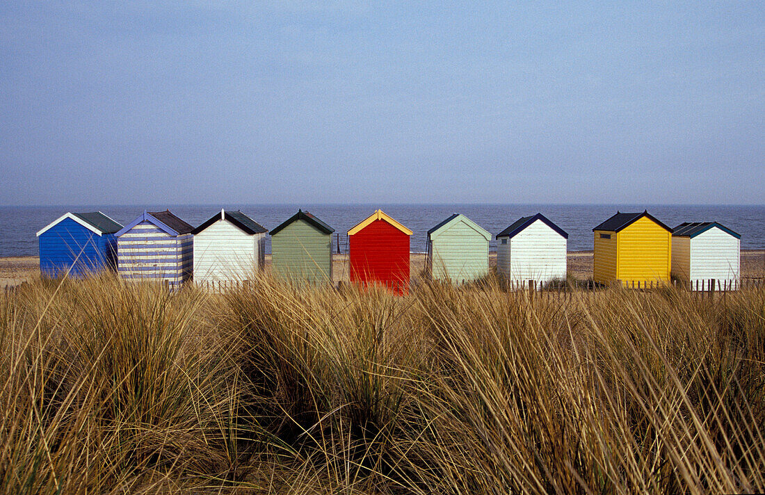 Eine Reihe bunter Strandhütten, Southwold, East Anglia, England
