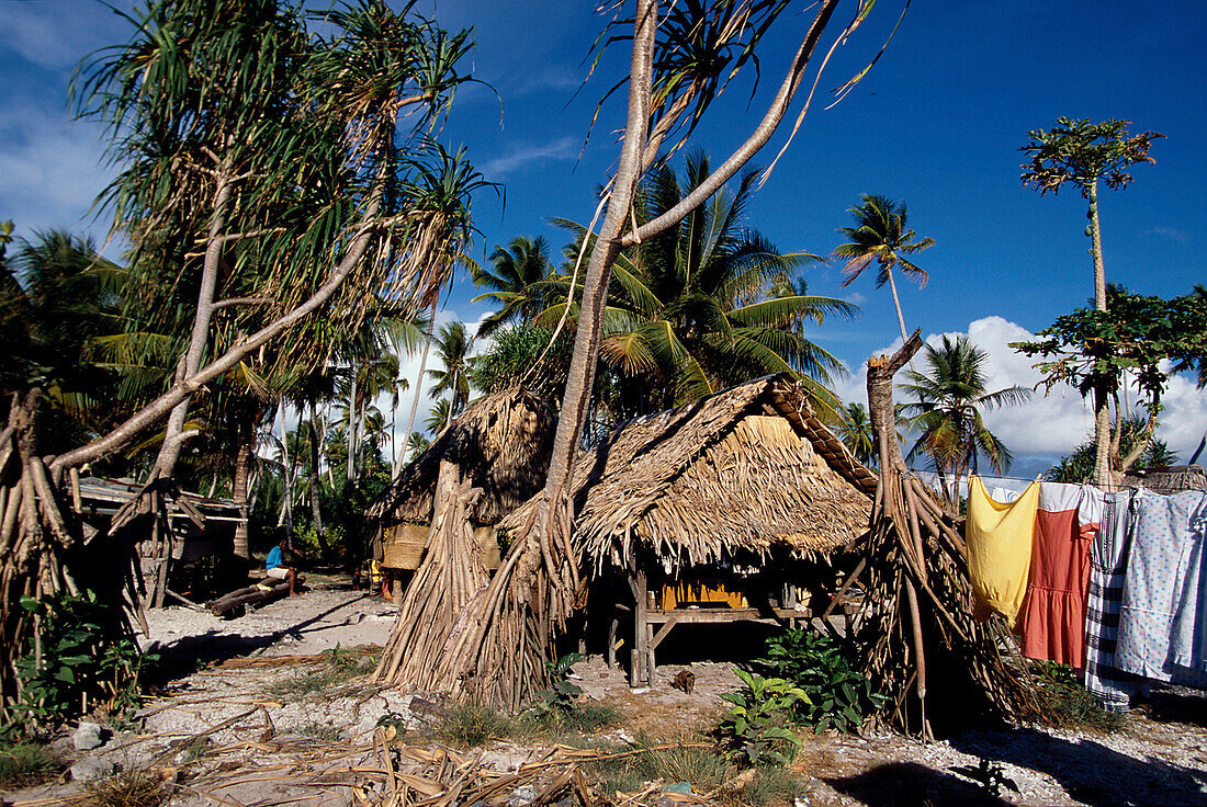 Haeuser und Waescheleine, Tarawa Kiribati