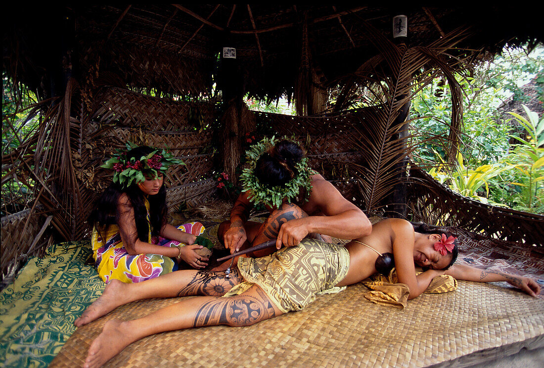 Junge Frau wird taetowiert, Tiki Theatre Village Moorea, Franzoesisch-Polynesien