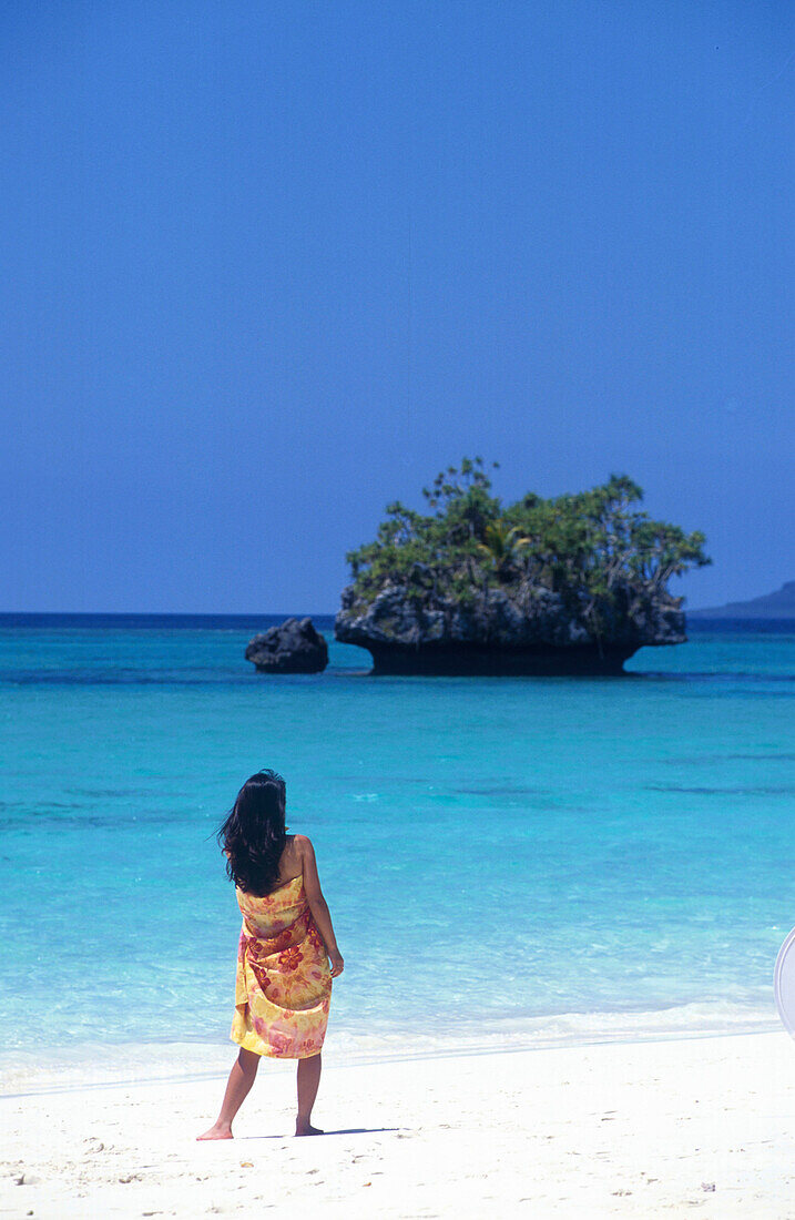 Junge Frau am Strand, Luengoui, Lifou, Neukaledonien