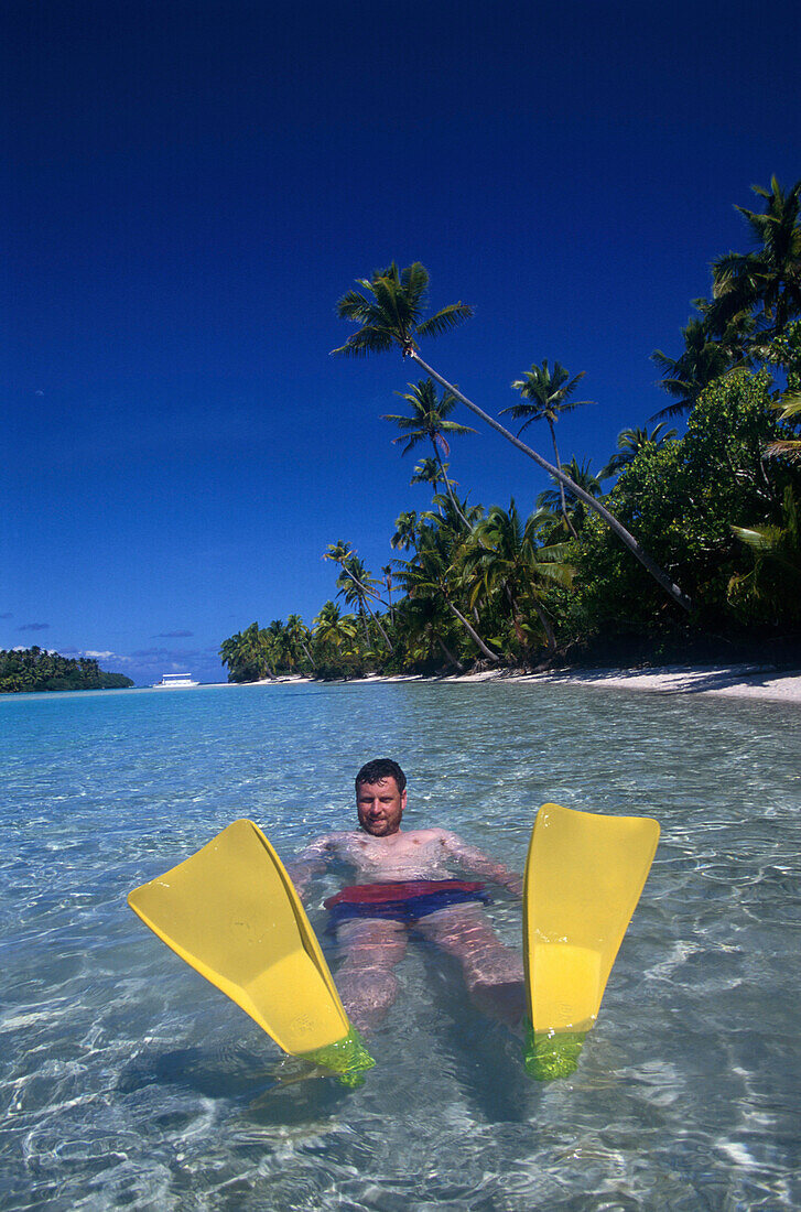 Mann schwimmt im Meer, One Foot Island, Aituaki Lagune Cook-Inseln