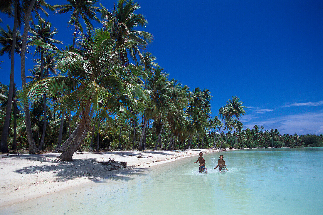 Junge und Maedchen am Strand, Bora Bora Lagune Franzoesisch-Polynesien