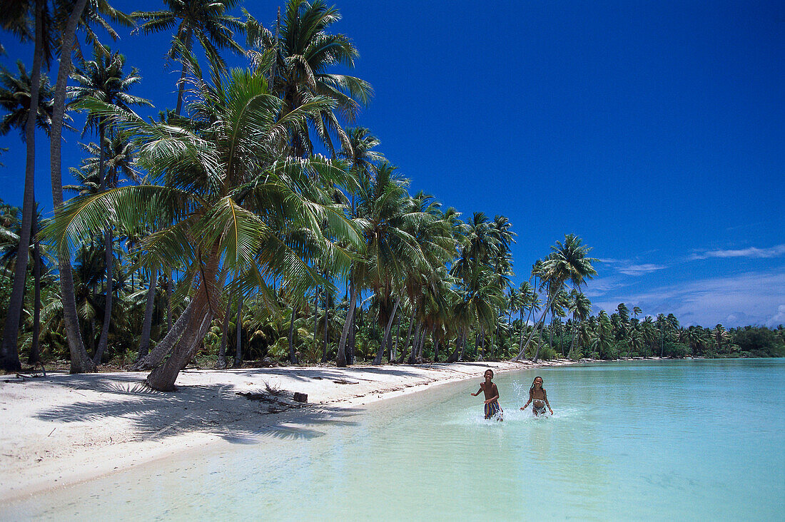 Junge und Mädchen am Strand, Bora Bora Lagune Französisch-Polynesien