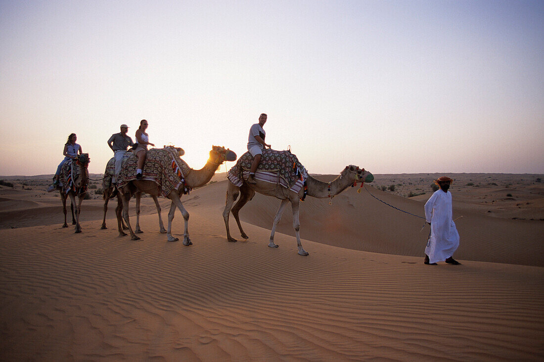 Kamelreiten durch die Wüste, Al Maha Desert Resort, Dubai Vereinigte Arabische Emirate