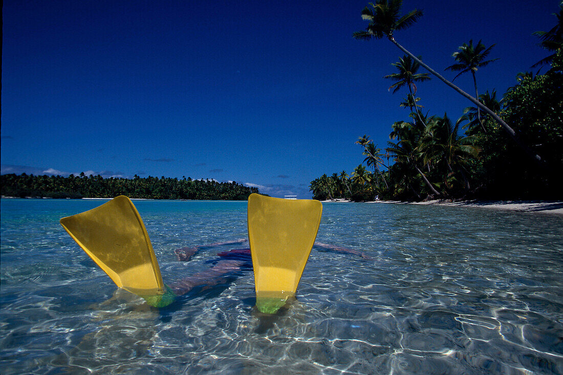 Mann schwimmt im Meer, One Foot Insel, Aituaki Lagune Cook-Inseln