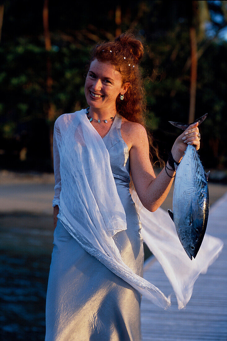 Frau mit 'Catch of the day', Jean Michel Cousteau Resort Vanua Lenu, Fidschi