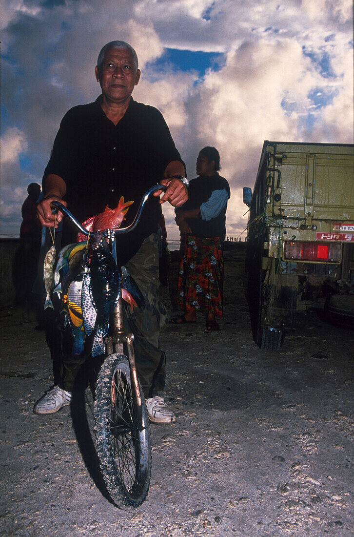Radfahrer mit Fisch, Nuku´alofa, Tongatapu Tonga