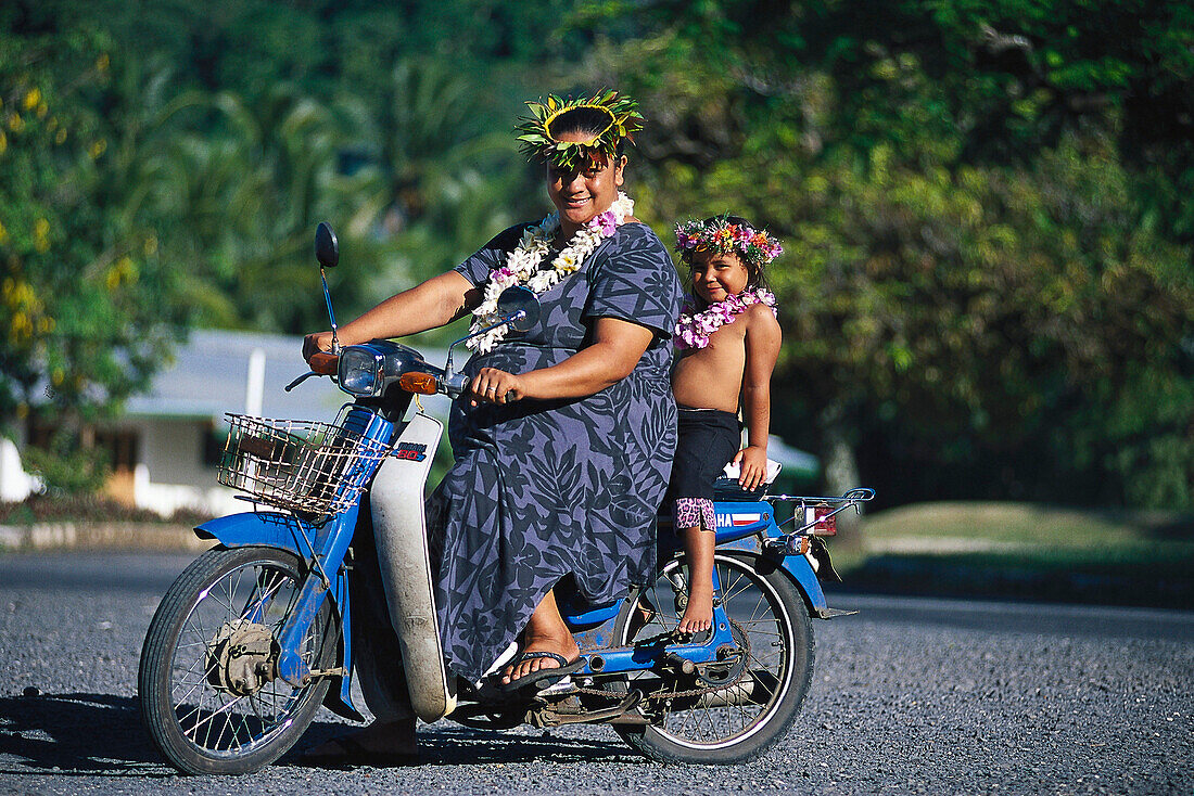 Mopedfahrerin mit Kind, Avarua, Rarotonga Cook Islands
