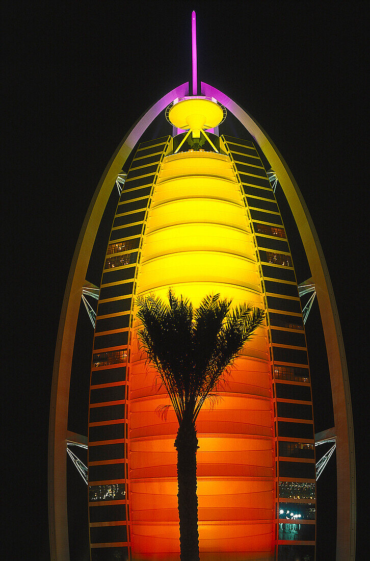 Hotelturm Burj al Arab bei Nacht, Chicago Beach Resort, Dubai, Vereinigte Arabische Emirate