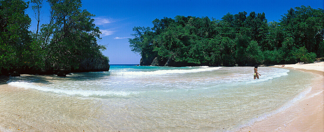 Frau spaziert am Strand von Frenchman's Cove, nahe Port Antonio, Jamaika, Karibik