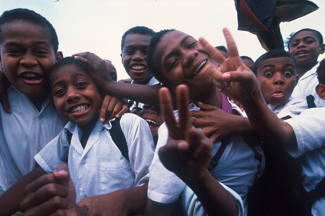 Schulkinder auf King´s Road, Naimasimas, Viti Levu Fiji
