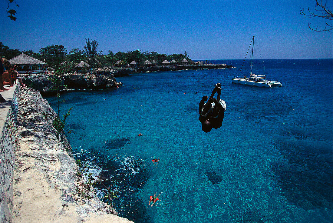 Klippenspringer und Katamaran, Pirates Cave Negril, Jamaika