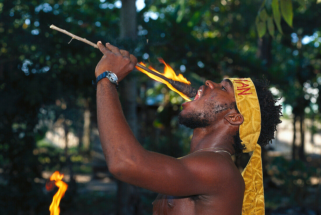 Feuerschlucker Hopeton Reid, Negril Jamaika