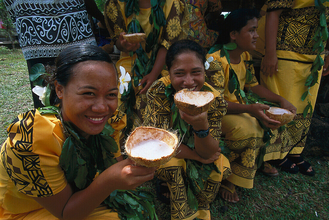 Frauen mit Kokossuppe, Fiafia, Sa'anapu Upolu, Samoa, Südsee