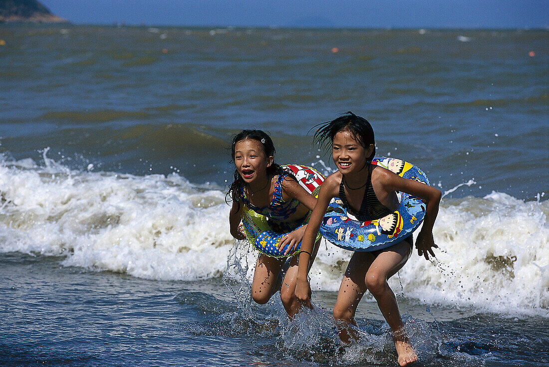 Zwei Mädchen am Strand, Hac-Sa Beach, Coloane Island, Macao, China