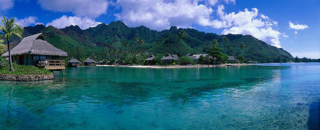 Überwasserbungalows im InterContinental Beachcomber Resort, Moorea, Französisch Polynesien, Südsee