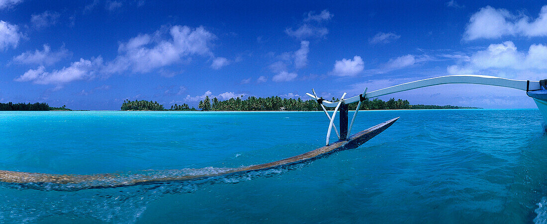 Auslegerkanu und Motu-Inselchen in der Bora Bora-Lagune, Bora Bora, Französisch Polynesien, Südsee