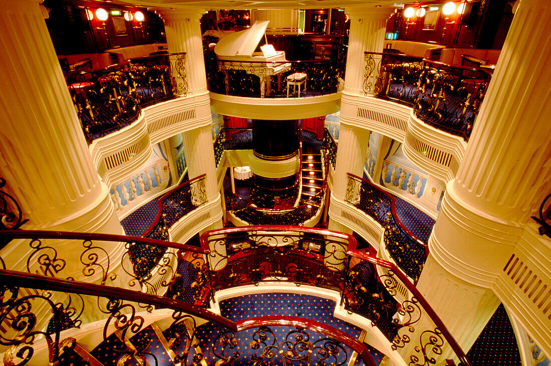 Artrium Dining Room, Royal Clipper Caribbean