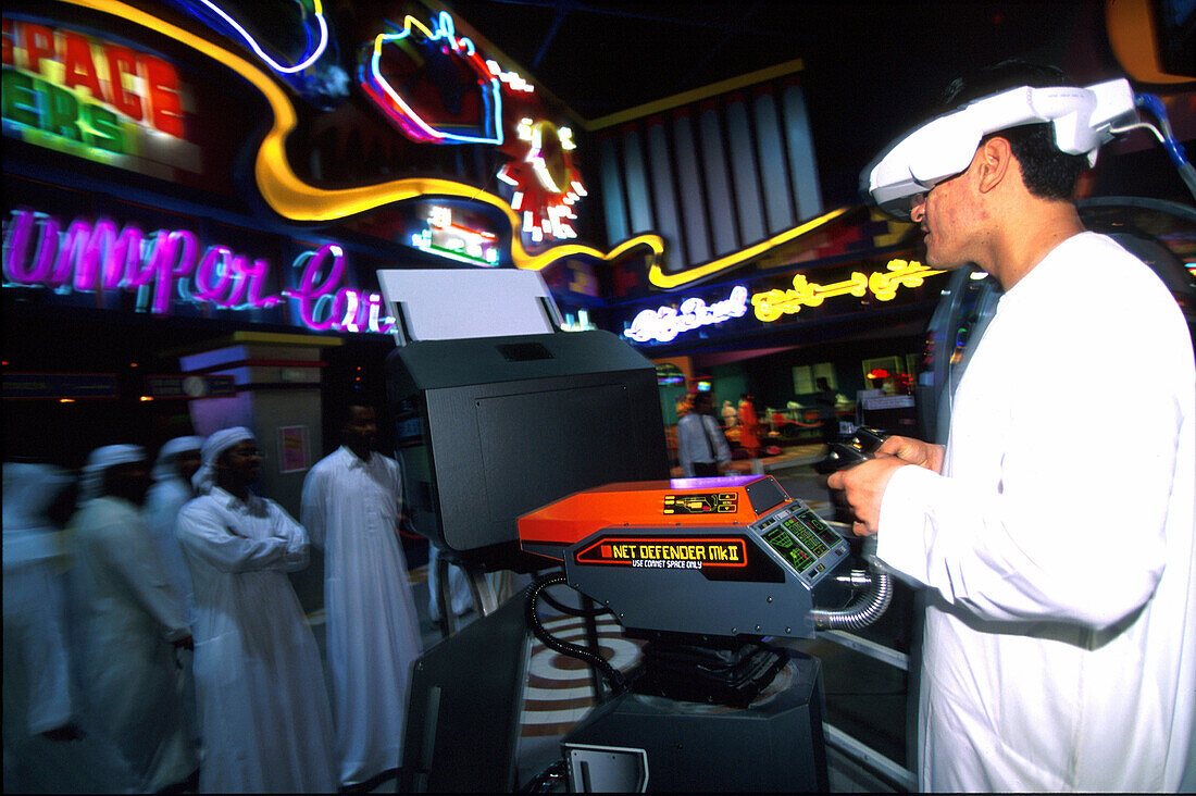 Einheimische mit 3-D Comp.Spiel, Deira City Center, Dubai Vereinigte Arabische Emirate, Asien