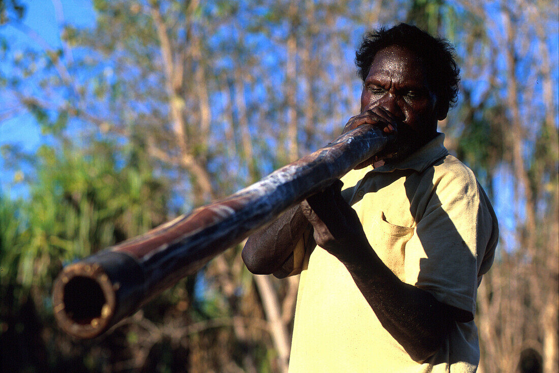 Einheimischer George spielt Didgeridoo, Weemol, Arnhemland, Northern Territory, Australien