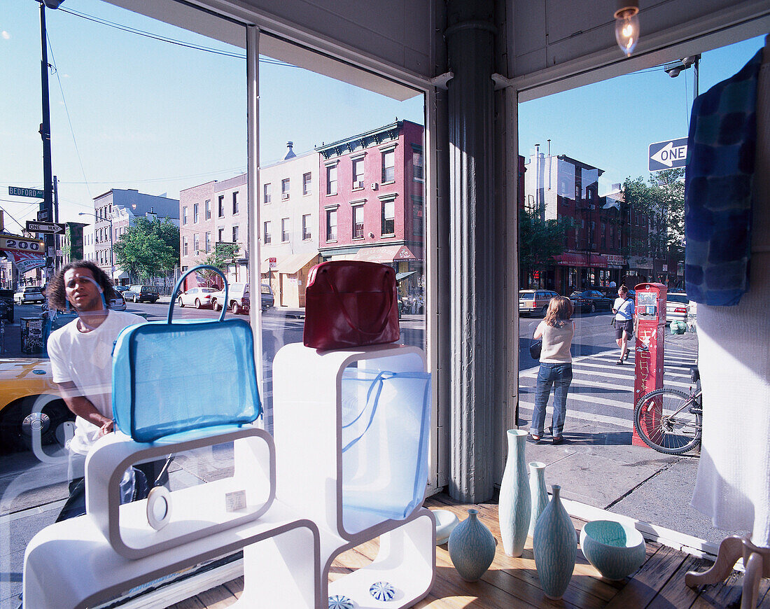 Blick durch das Schaufenster der Spacial Etc. Boutique auf die Strasse, Brooklyn, New York City, USA, Amerka
