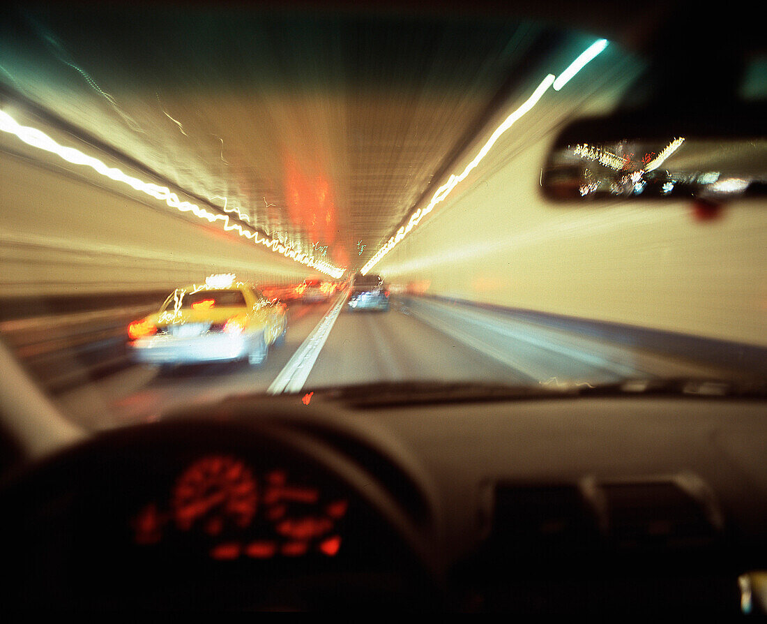 Blick durch die Windschutzscheibe eines Autos in einem Tunnel, Manhattan, New York City, USA, Amerka