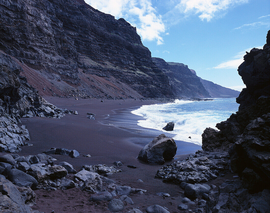 Menschenleerer Strand mit schwarzem Sand, Playa del Verodal, El Hierro, Kanarische Inseln, Spanien, Europa