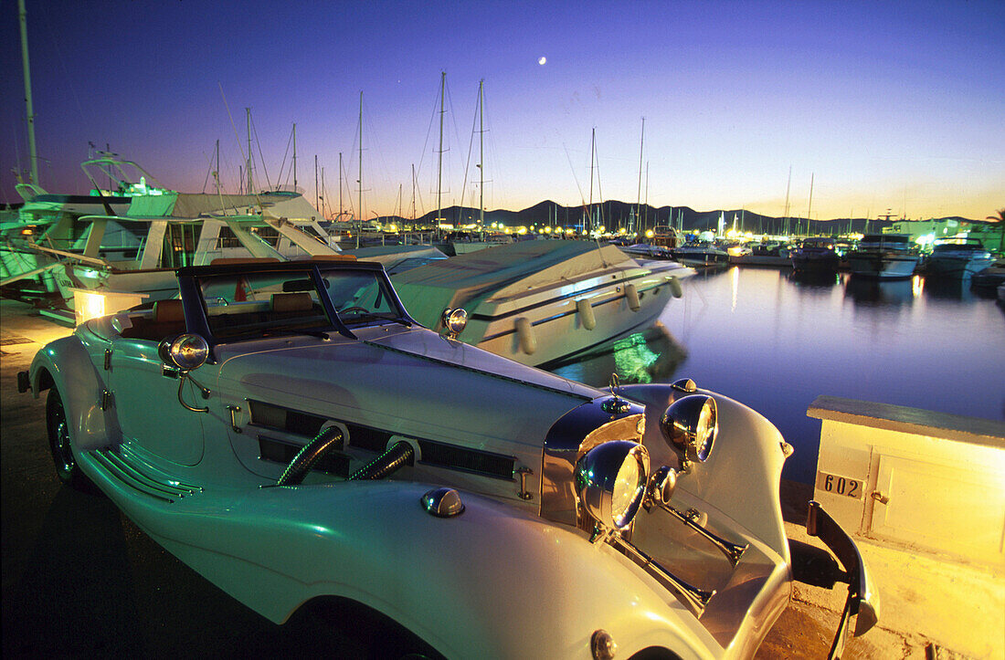 Excalibur Cabrio und Yachten, Marina Botafoch, Ibiza Stadt Ibiza, Balearen, Spain