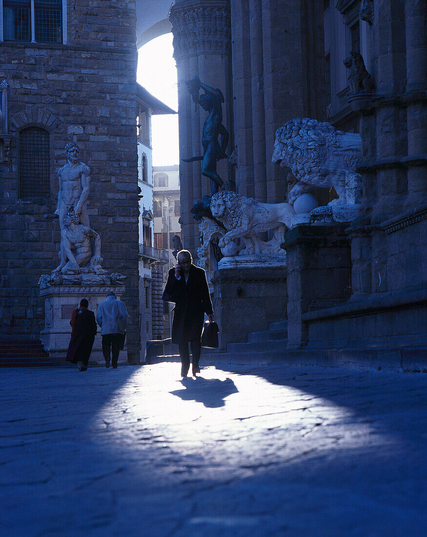 Geschäftsmann läuft über Piazza della Signoria, Florenz, Toskana, Italien