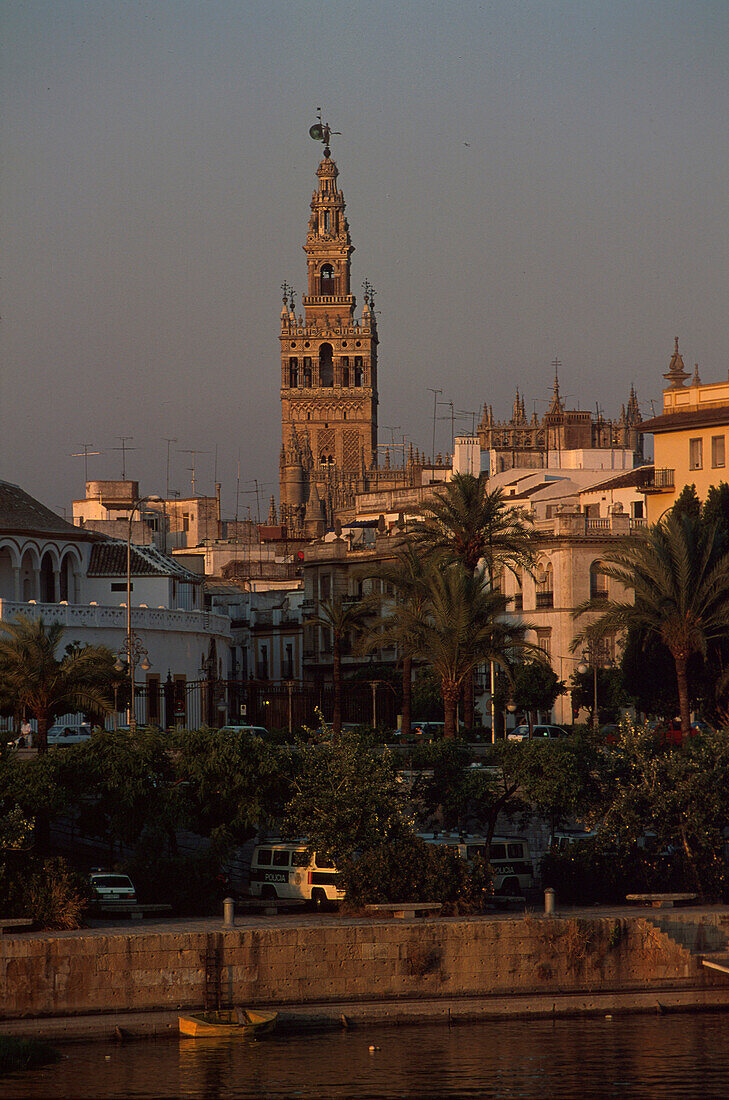 Blick ueber Fluss Guadalquivir, auf Zentrum mit Giralda, Sevilla Andalusien, Spanien
