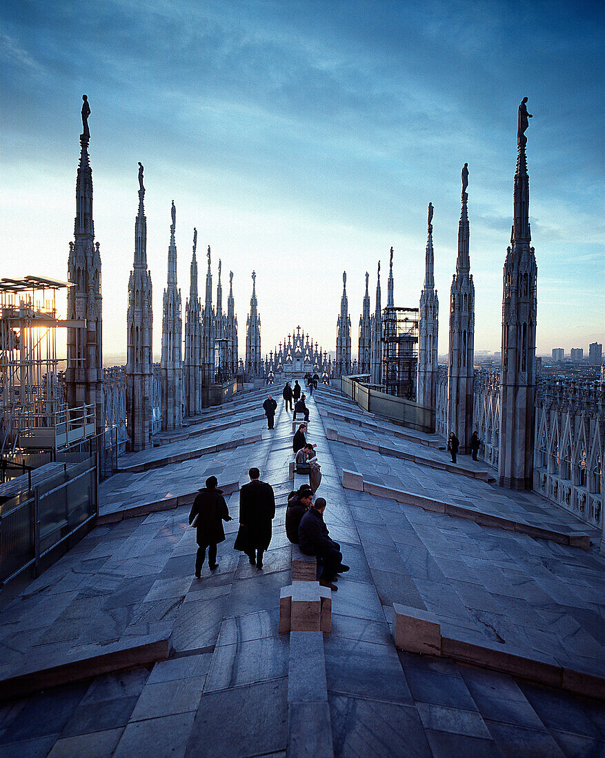 Begehbares Dach des Mittelschiffs, spazieren zwischen neo-gothischen Säulen, Mailänder Dom, Mailand, Milano, Italien, Italy, Italia Europe, Europa