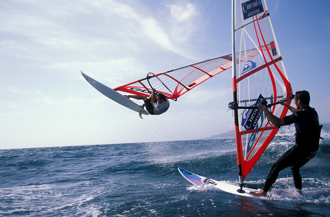 Zwei Windsurfer, Pata Negra Surf Center, Tarifa, Costa de la Luz, Andalusien, Spanien
