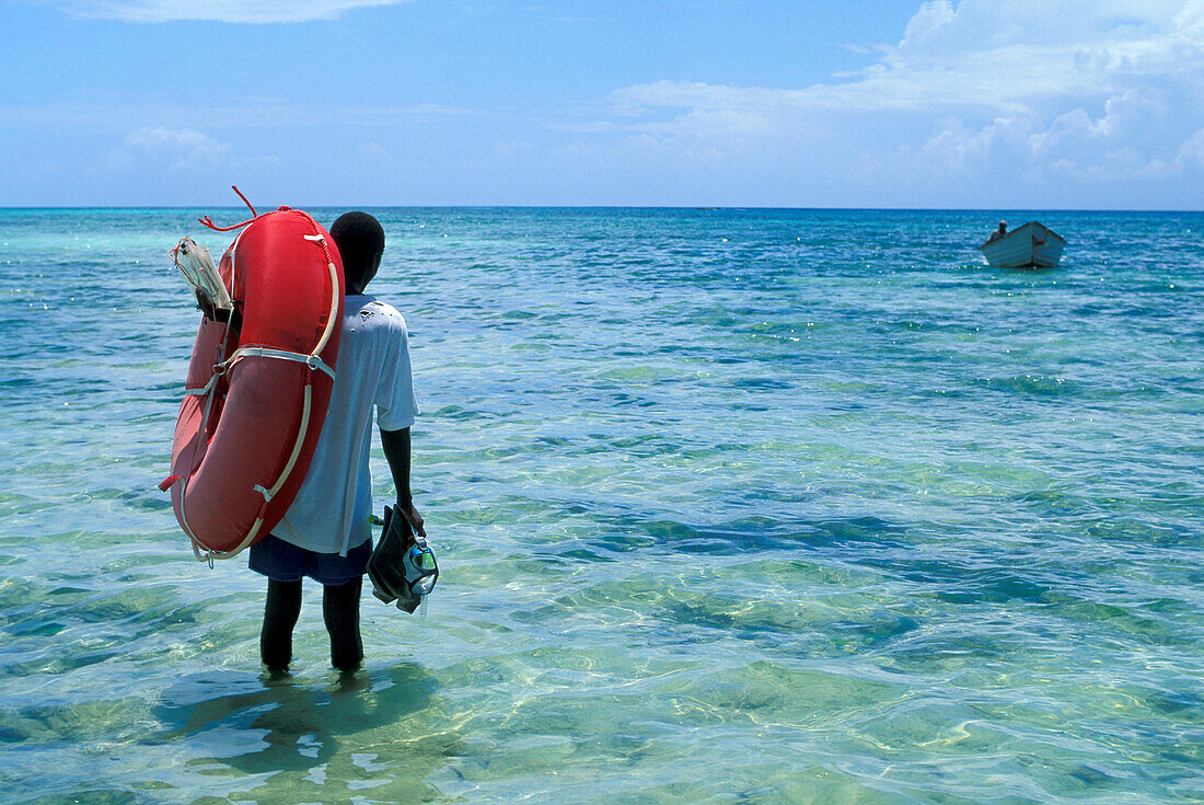 Mann, Einheimischer mit Boot, Nature Reserve, Chumbe Island, Sansibar, Tansania