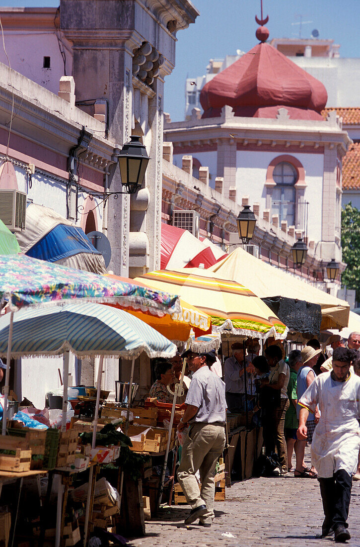 Menschen stehen an Marktständen im Sonnenlicht, Loulé, Faro, Algarve, Portugal, Europa