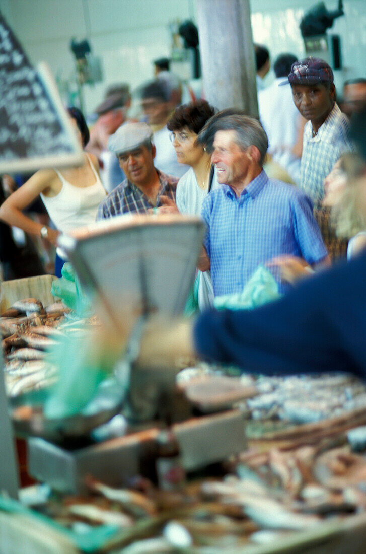 Menschen an einem Fischstand in der Markthalle, Loulé, Faro, Algarve, Portugal, Europa