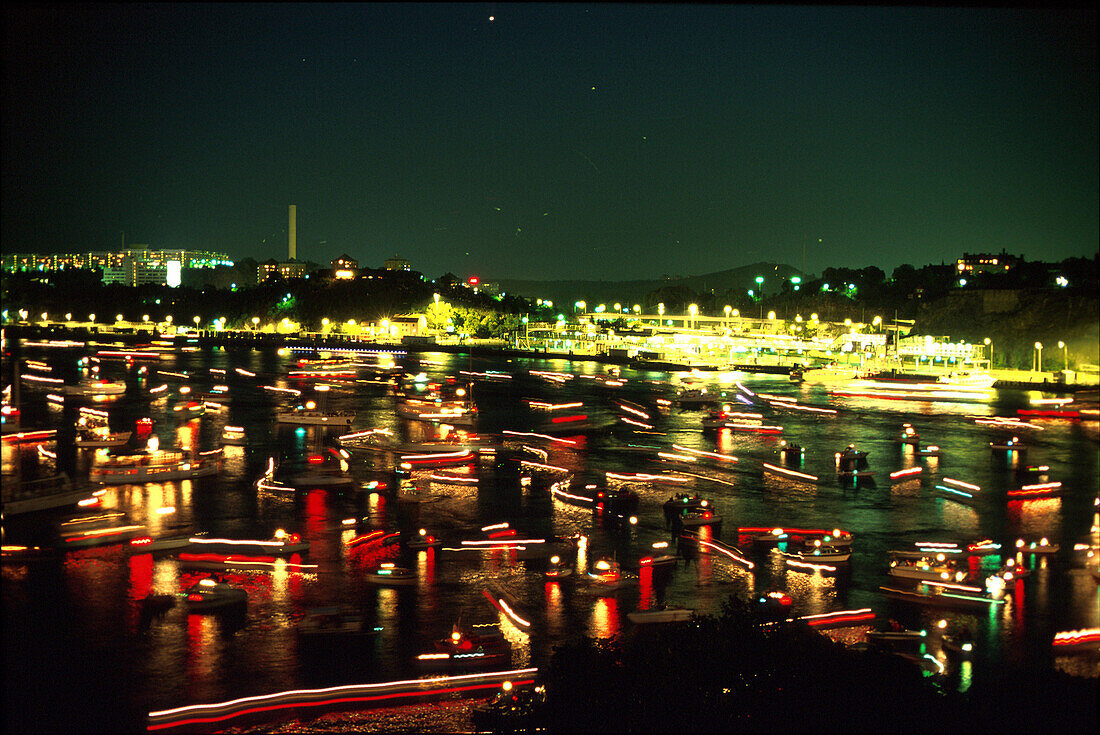 Boote nach Feuerwerk, Wasserfestival, vor Soedermalm, Ostseearm Zentrum, Stockholm, Schweden