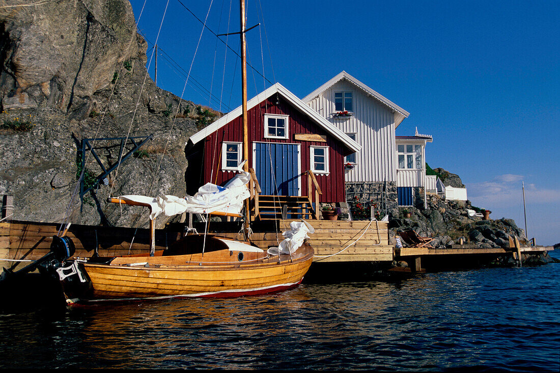 Haus am Sund, Fischerschuppen, Boot in Kyrkesund, Insel Tjoern Bohuslaen, Schweden