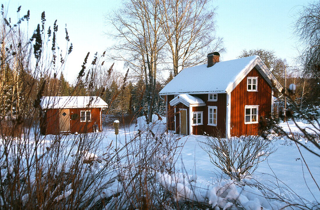 Sommerhaus in Winterlandschaft, südlich von Boras, Västergötland, Schweden