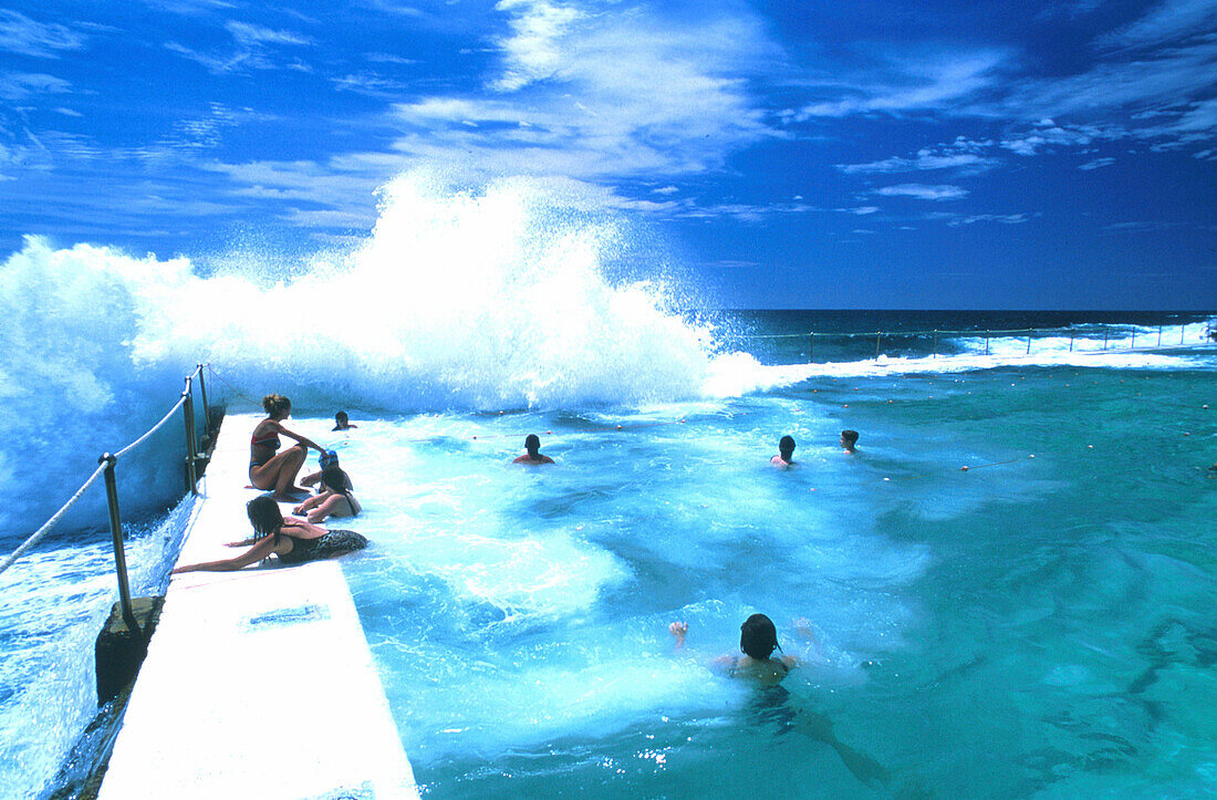 Schwimmer im Bondi Baths, Bondi Beach … – License image – 70013243 ...