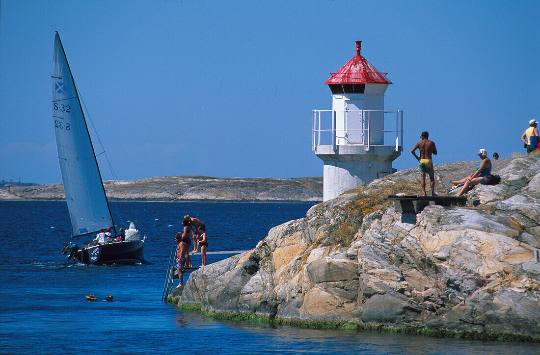 Menschen baden am Mollösund, Insel Orust, Schweden, Europa, Europa