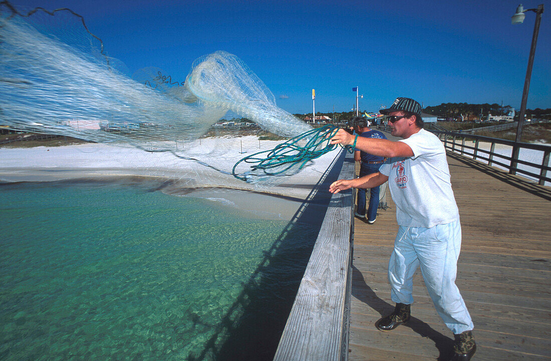 Fischer am Pier, Panama City, Golfkueste Florida, USA