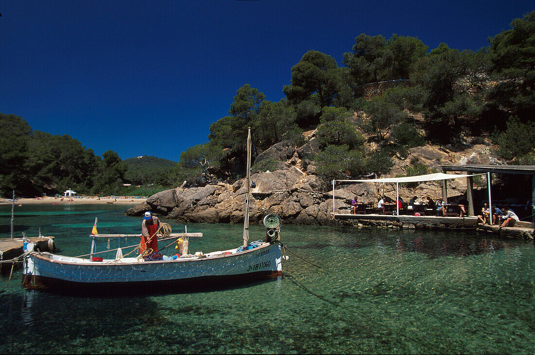 Wirt fischt frischen Fisch, Restaurant, El Bigote, Cala Mastella Ibiza, Balearen, Spanien