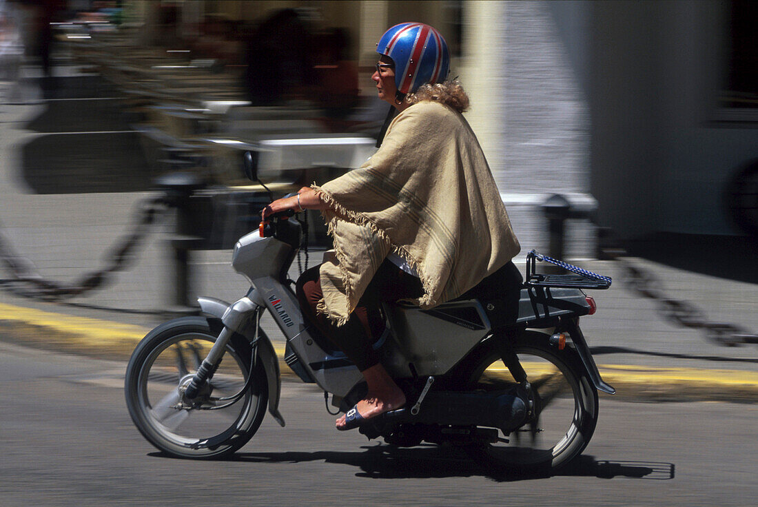 Mopedfahrerin, Zentrum, Ibiza Stadt, Ibiza Balearen, Spanien