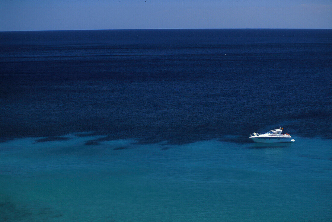 Jacht in Bucht Clala Boix, Ostspitze, Ibiza Balearen, Spanien