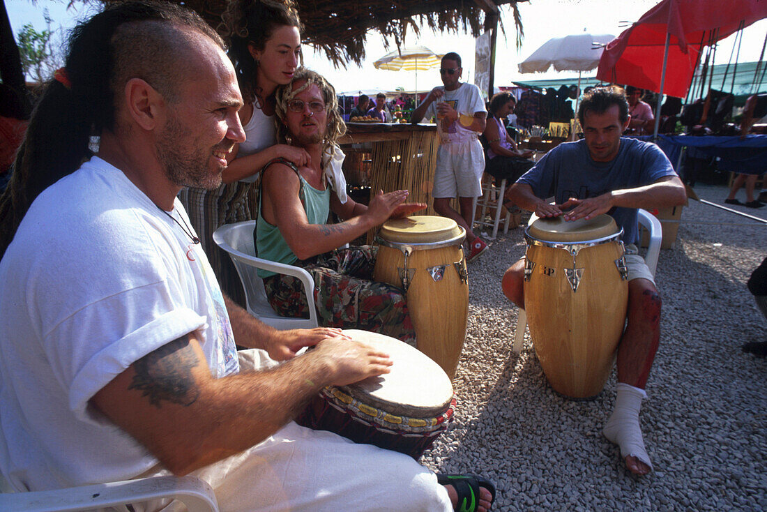 Hippies trommeln, Markt Las Dalias, San Carlos, Ibiza Balearen, Spanien
