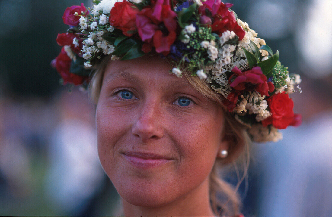 Junge Frau mit Blumenkranz, Mittelalterwoche von Visby, Gotland, Schweden