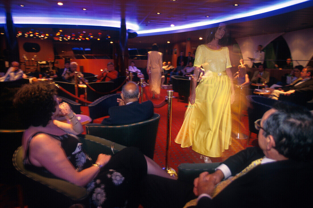 Modenschau im Nachtclub, Yacht Club, Kreuzfahrer Queen Elisabeth 2, Transatlantikpassage