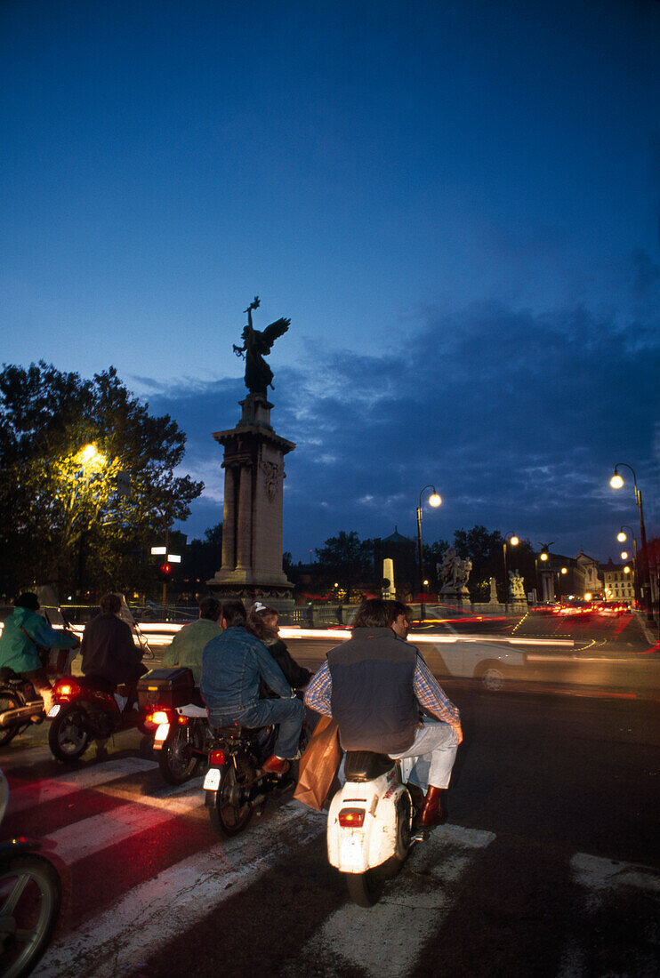 Motorroller an Ampel, Ponte Vittorio Emanuel II, Rom, Latium, Italien, Europa