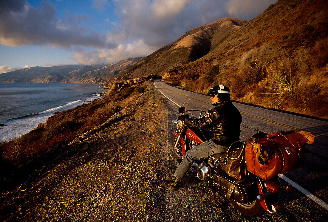 Motorradfahrer auf Harley Davidson, Highway 1, suedlich Lucia Kalifornien, USA
