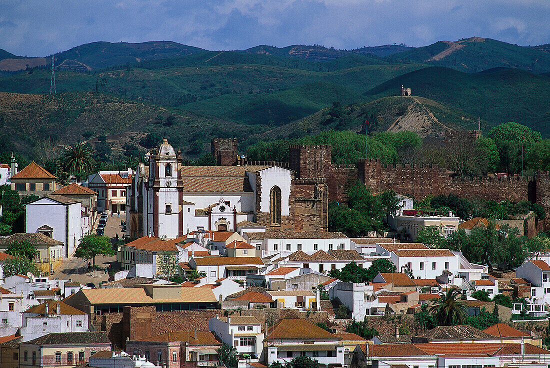 Blick auf die Stadt Silves im Sonnenlicht, Algarve, Portugal, Europa